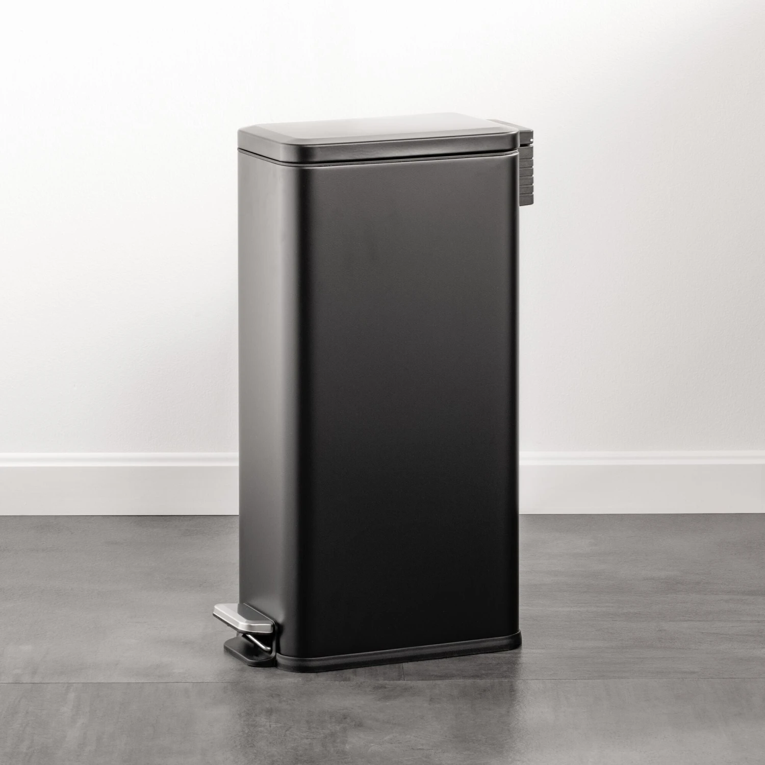 30-Liter Step Trash Can 30-Liter Step Trash Can -mDesign 2000 300DPI 23770MDBST SS