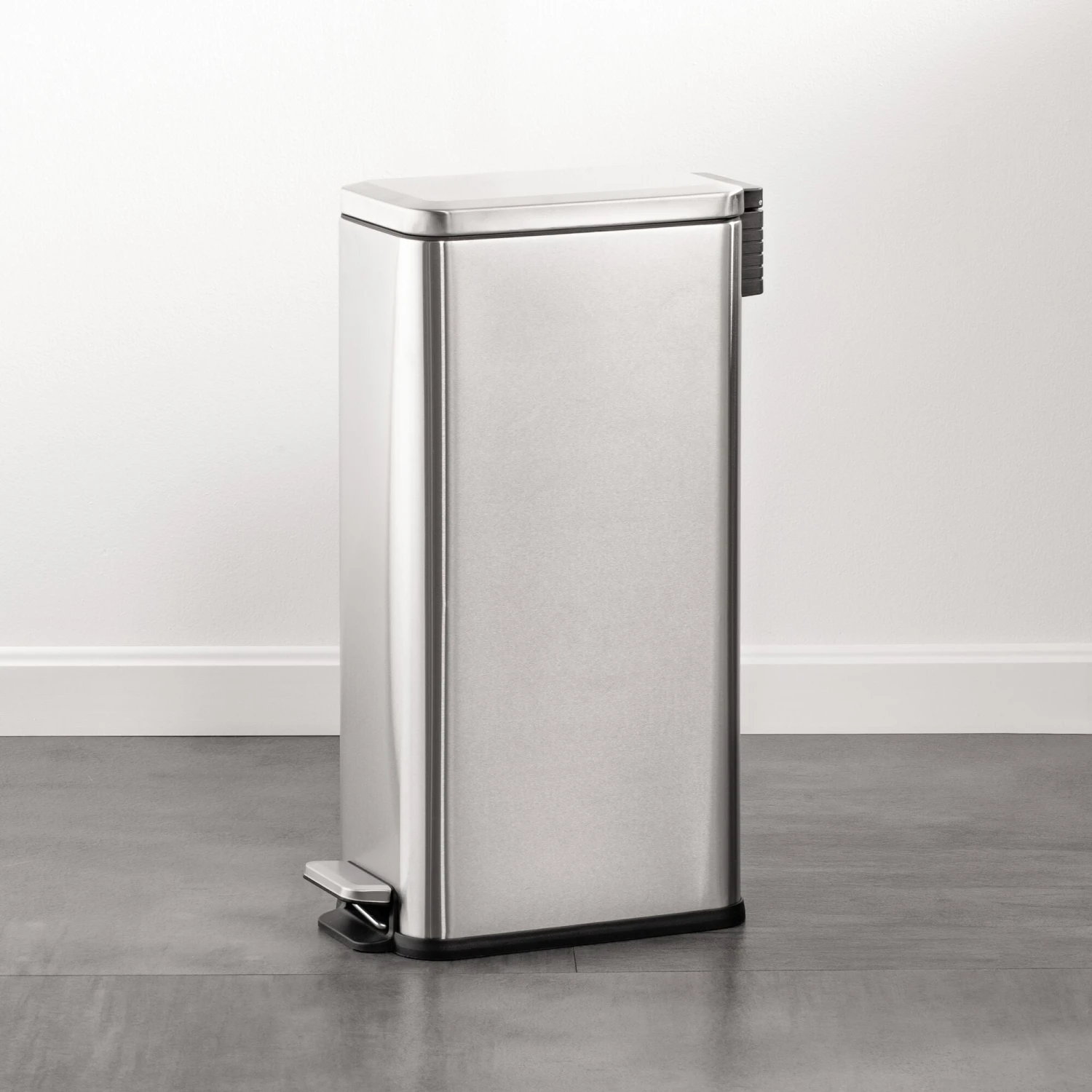 30-Liter Step Trash Can 30-Liter Step Trash Can -mDesign 2000 300DPI 23771MDBST SS